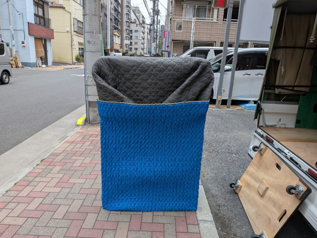 キルティングパットとジャバラパットで養生したチェスト