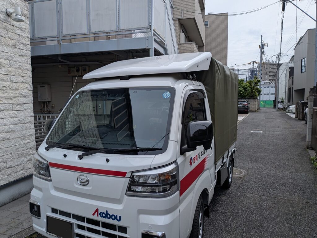 豊島区アパート前で中距離引越しに対応する赤帽松本運送