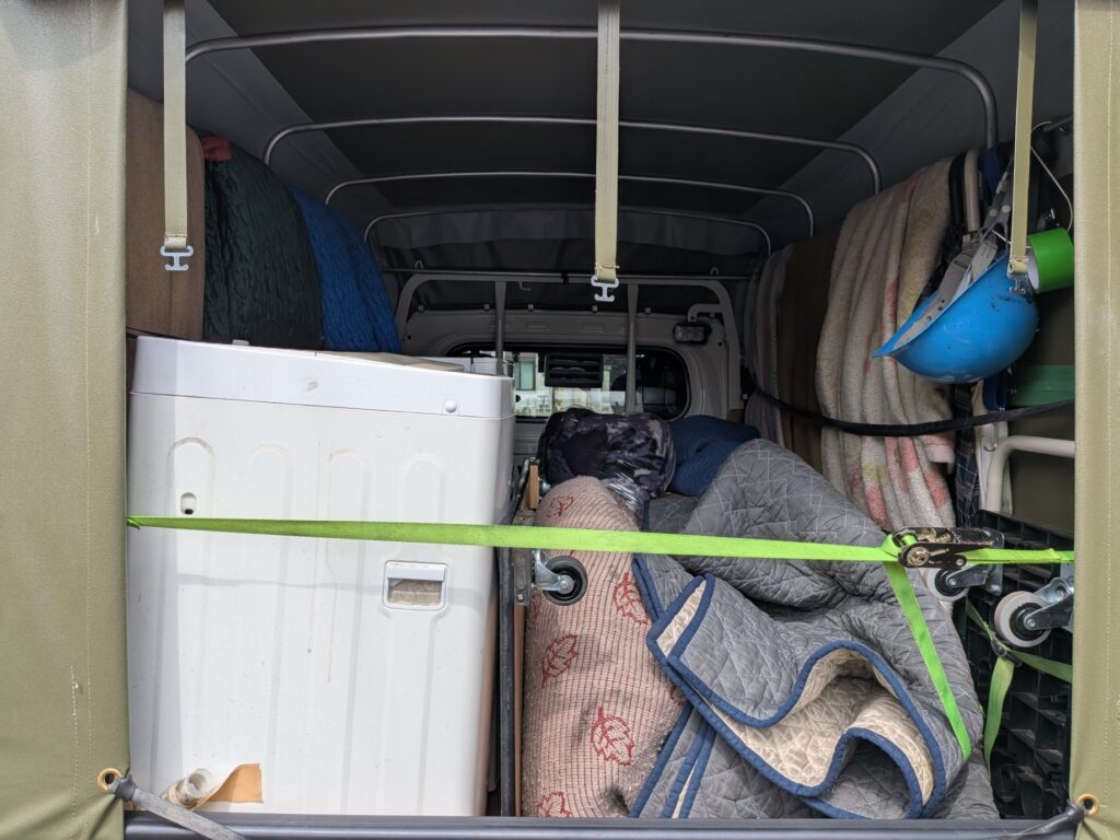 冷蔵庫と洗濯機を積込みした赤帽松本運送トラック荷台