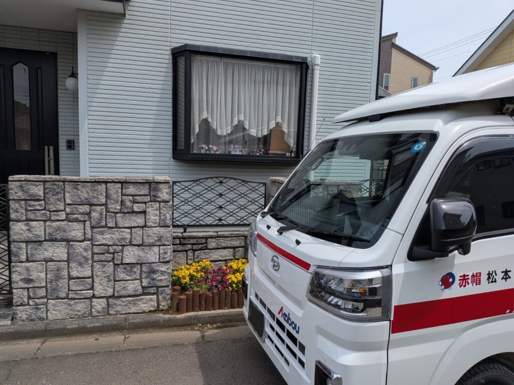 茨城県ひたちなか市のご実家前に到着した赤帽松本運送