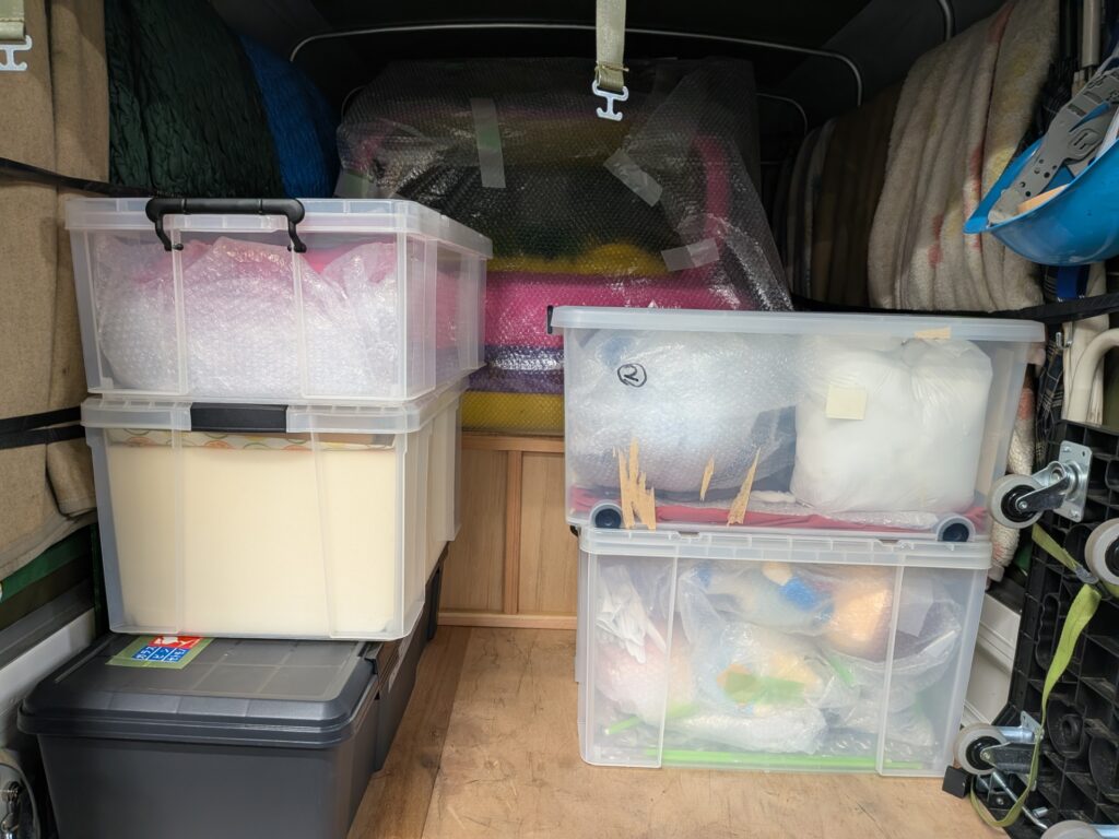 ジオラマ模型とぬいぐるみを積み込んだ荷台の様子