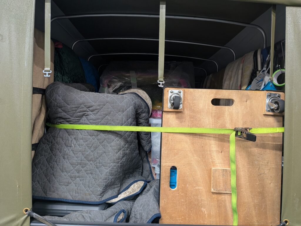 模型と荷物を安全に固定した積込み完了後の荷台