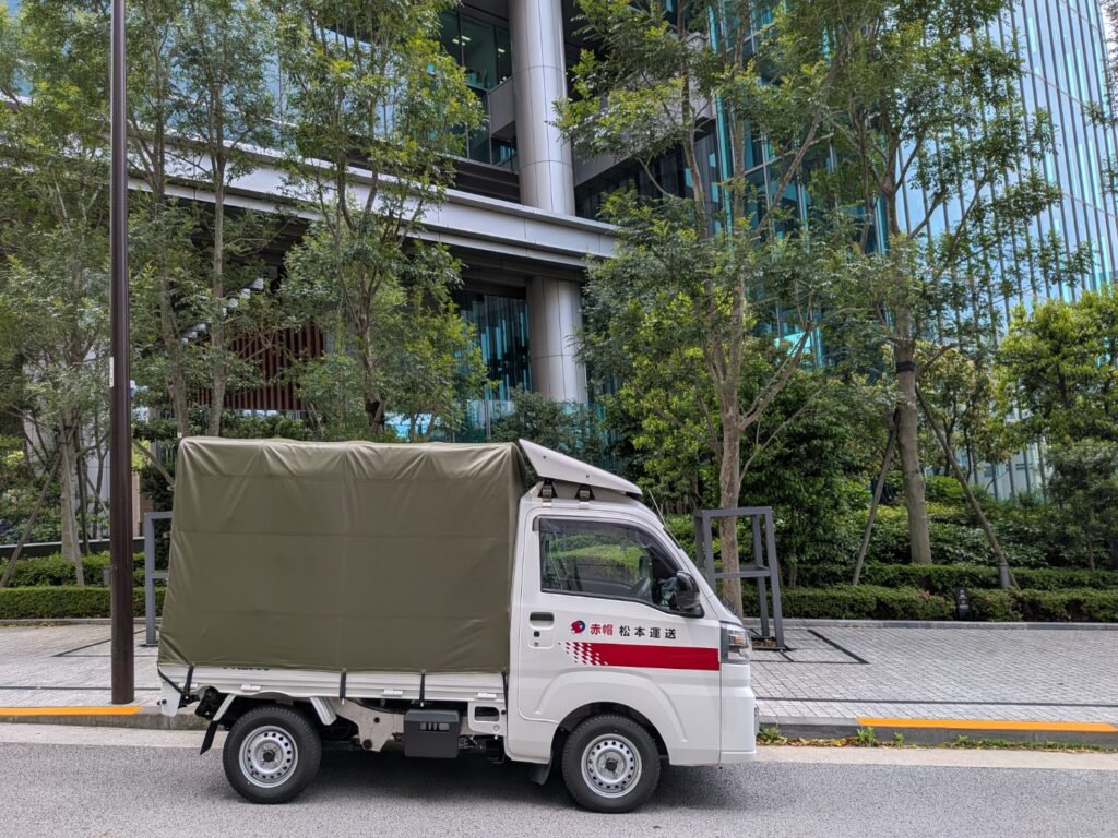 港区の会社前で納品対応中の赤帽トラック
