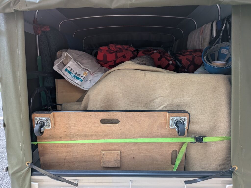 チェストや布団などを安全に積載した引越し荷物の様子