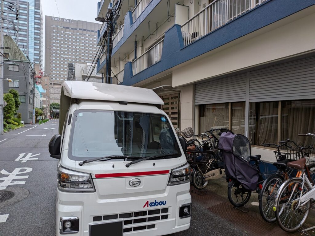 墨田区マンション前での搬入作業