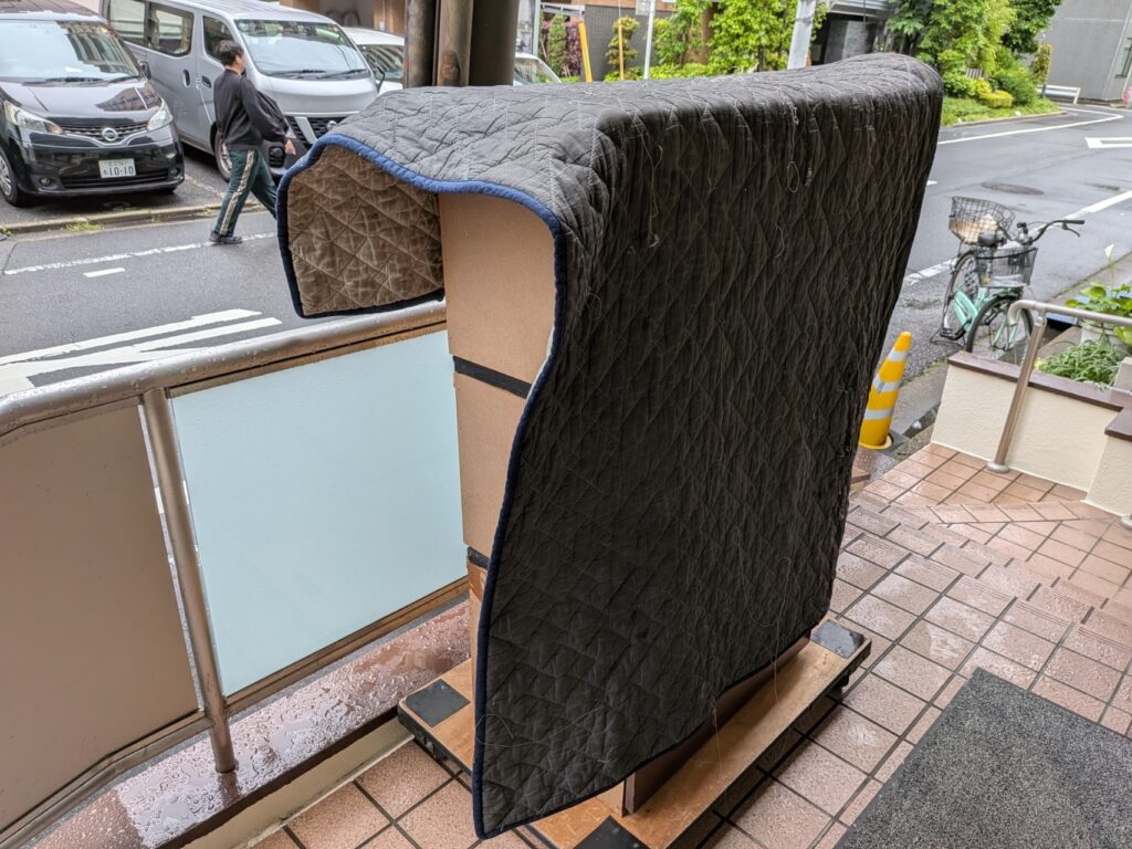 キルティングパットで養生した引出し部分