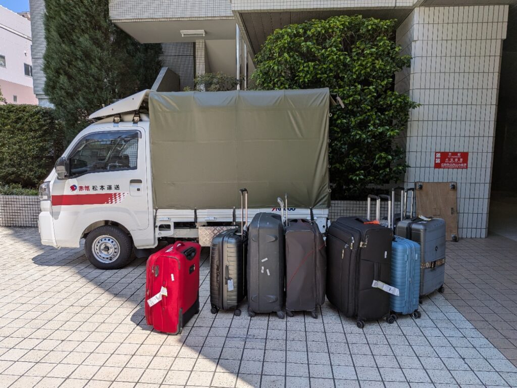 大型スーツケースを並べた積込み準備の様子 浅草ホテル前
