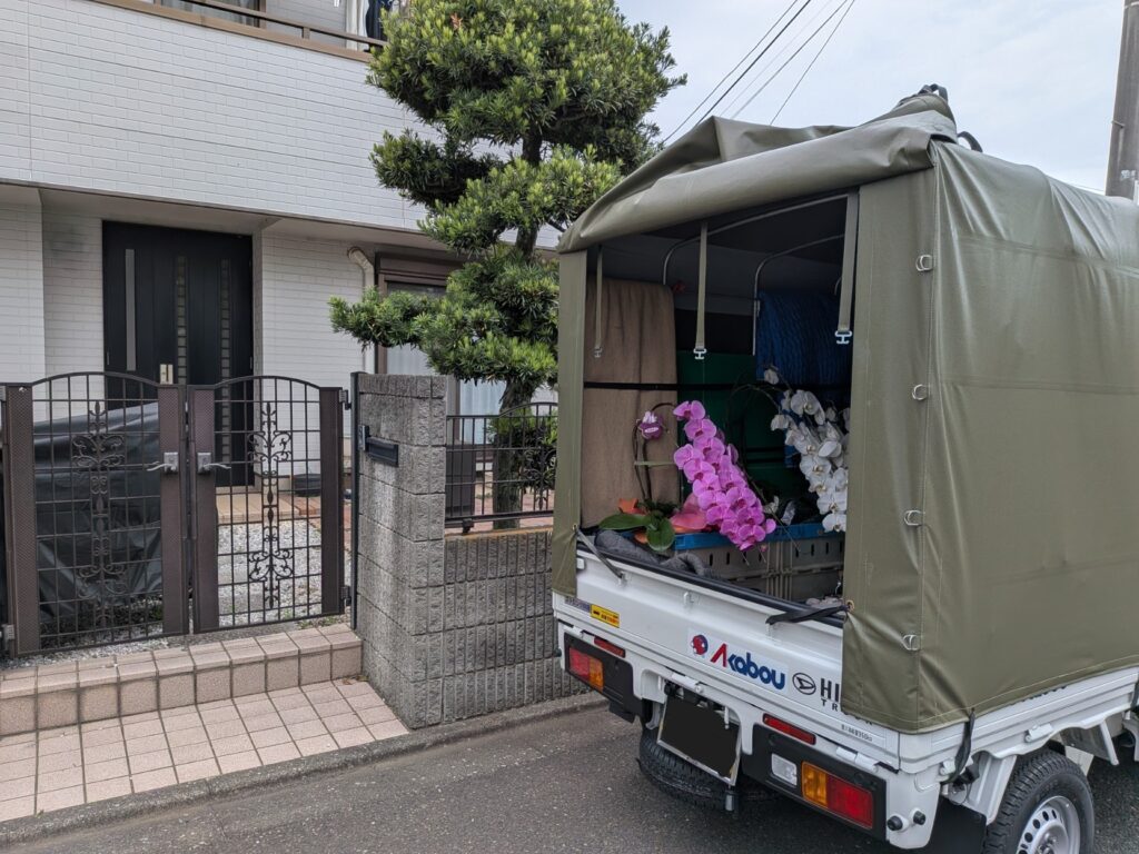 小平市のご自宅前で胡蝶蘭配送を行った赤帽松本運送トラック