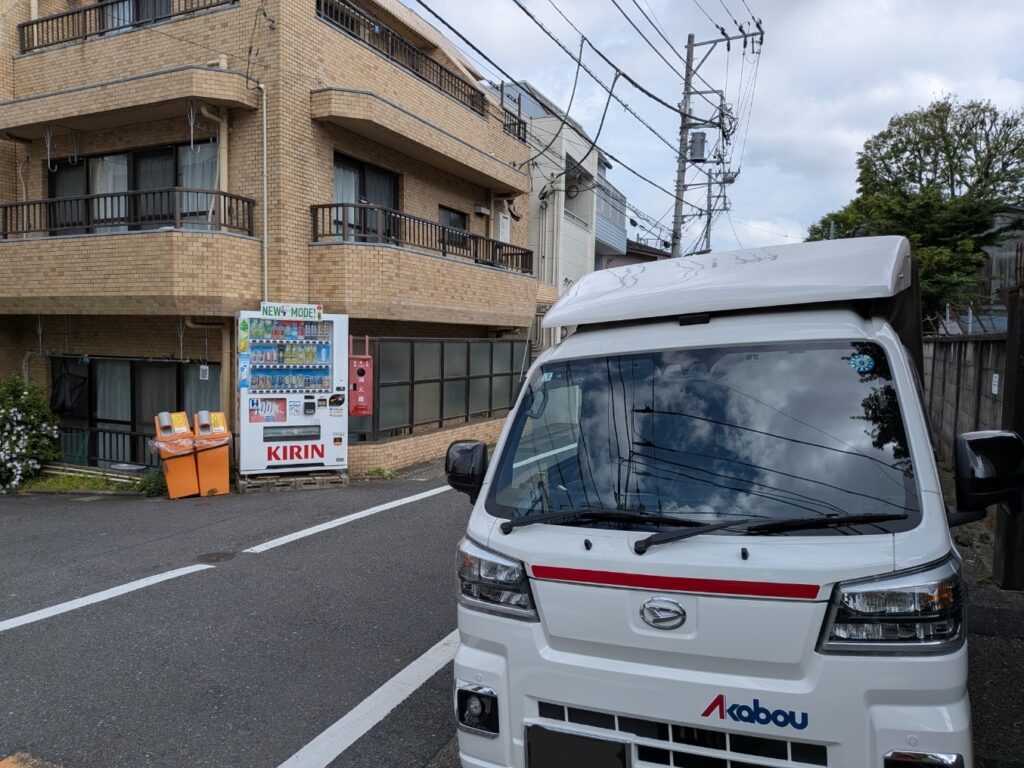 豊島区内のマンション前に停車した赤帽松本運送の軽トラック