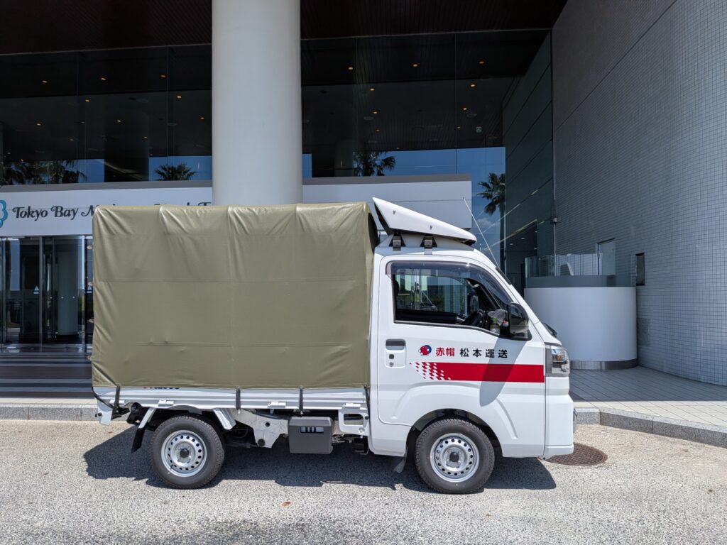 浦安のホテル前に停車する赤帽松本運送のトラック
