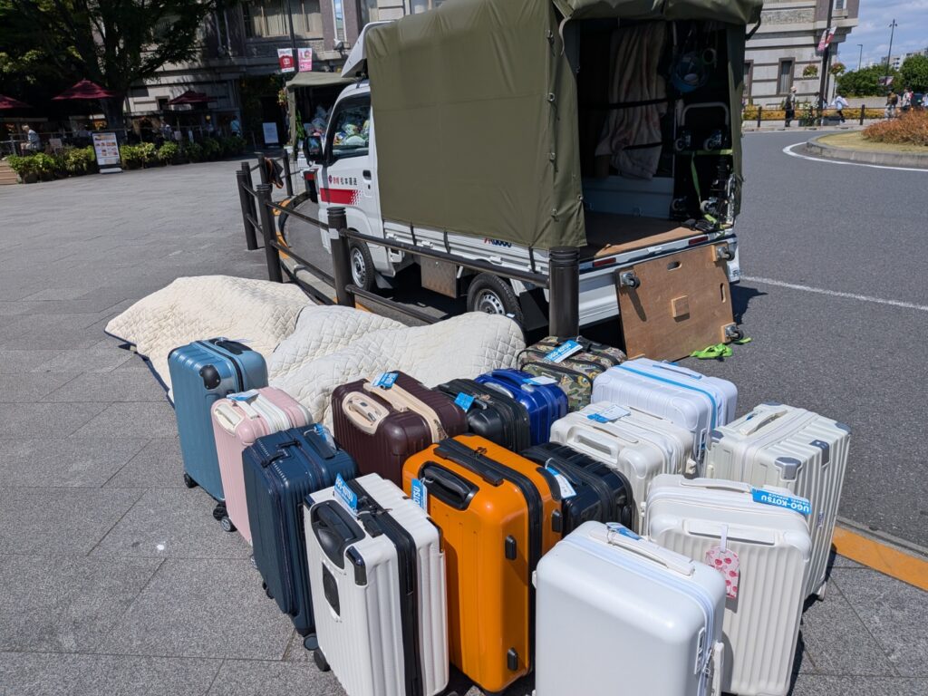 上野駅公園口で荷下ろし準備を行う赤帽松本運送トラック