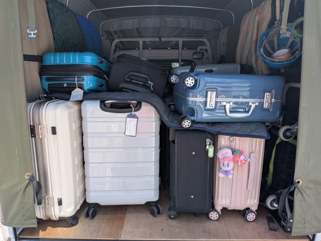 本郷のホテル向けに積込みした修学旅行用スーツケース