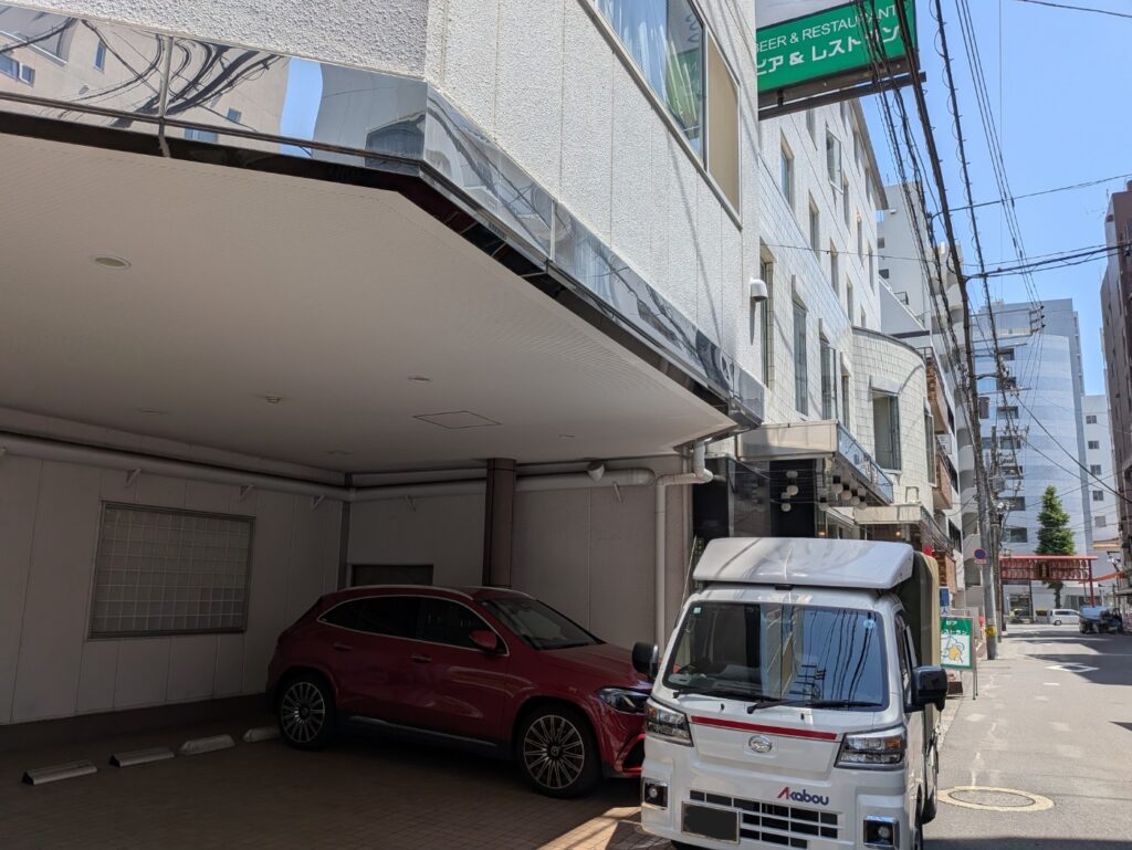 本郷のホテル前に到着した赤帽松本運送のトラック