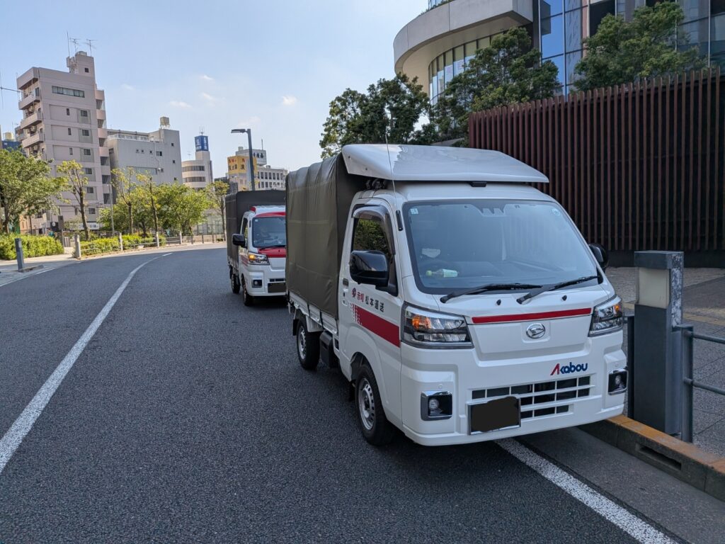 東京スカイツリータウン・ソラマチ付近で出発準備をする赤帽トラック2台