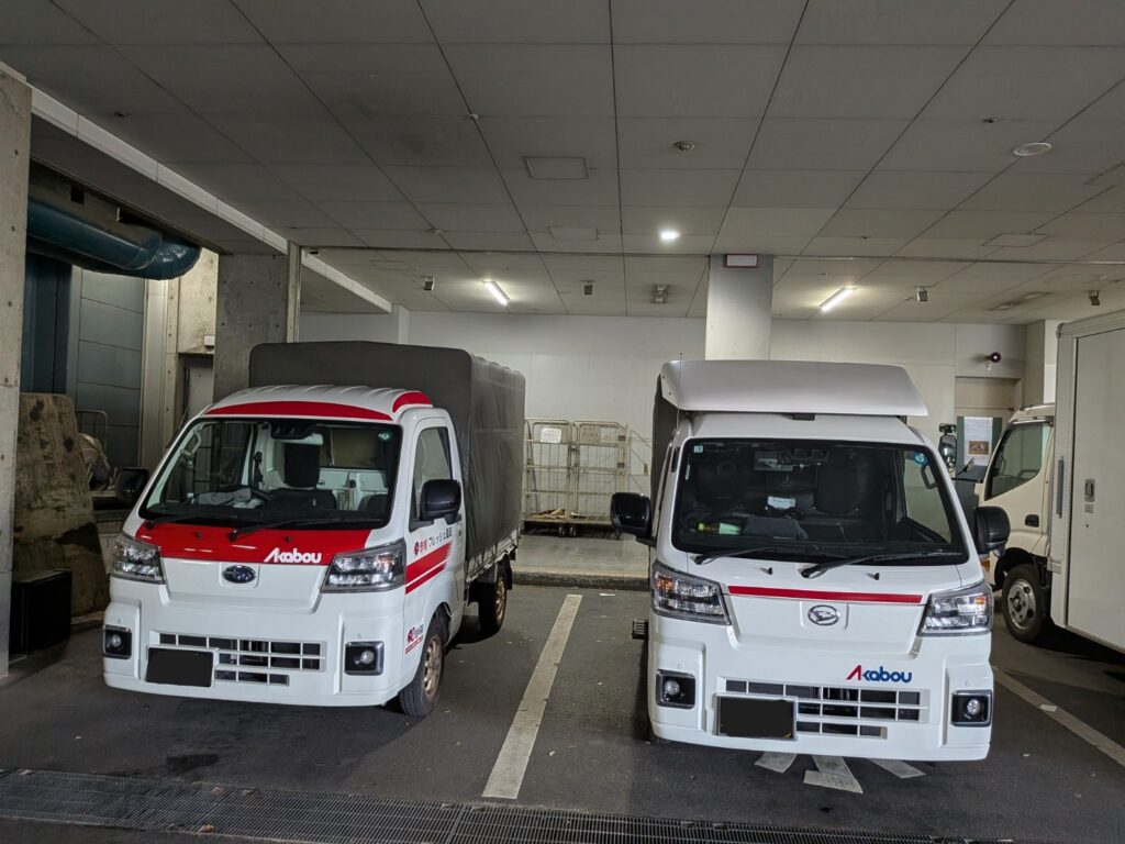 お台場アクアシティの荷捌き場に到着した赤帽トラック2台