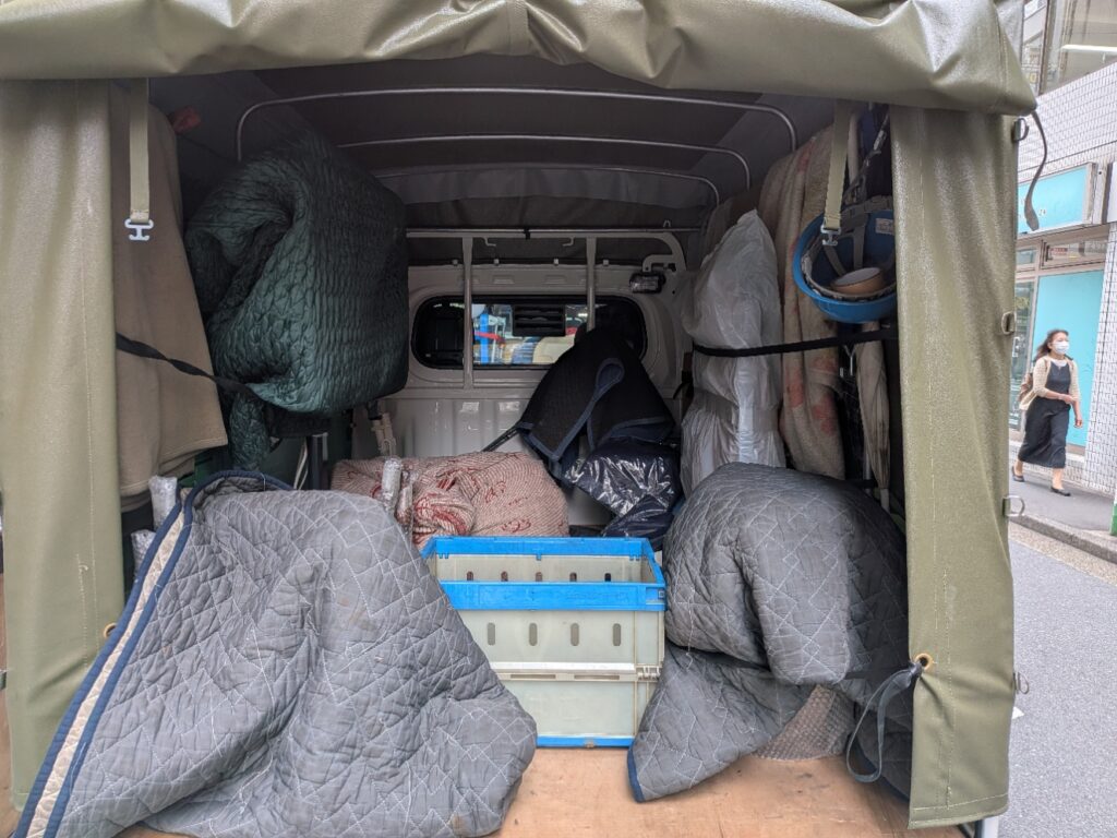テレビや花瓶など壊れやすい荷物を積み込んだ赤帽トラック2号車