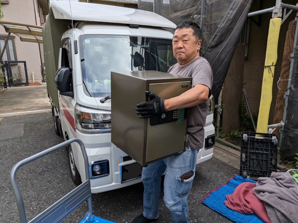中型金庫を慎重に運ぶ赤帽松本運送スタッフ
