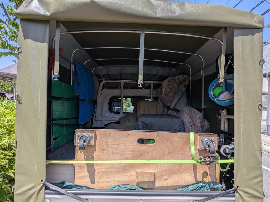 毛布で養生した家具を積込みした赤帽松本運送トラックの荷台
