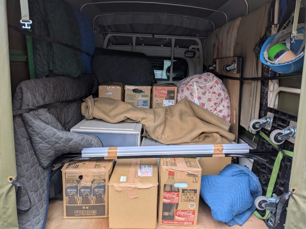 長距離引越しのお荷物を積み込んだ赤帽トラック荷台