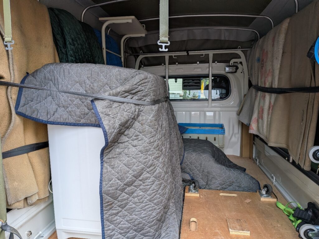 洗濯機と電子レンジを養生して積み込んだ赤帽トラック荷台