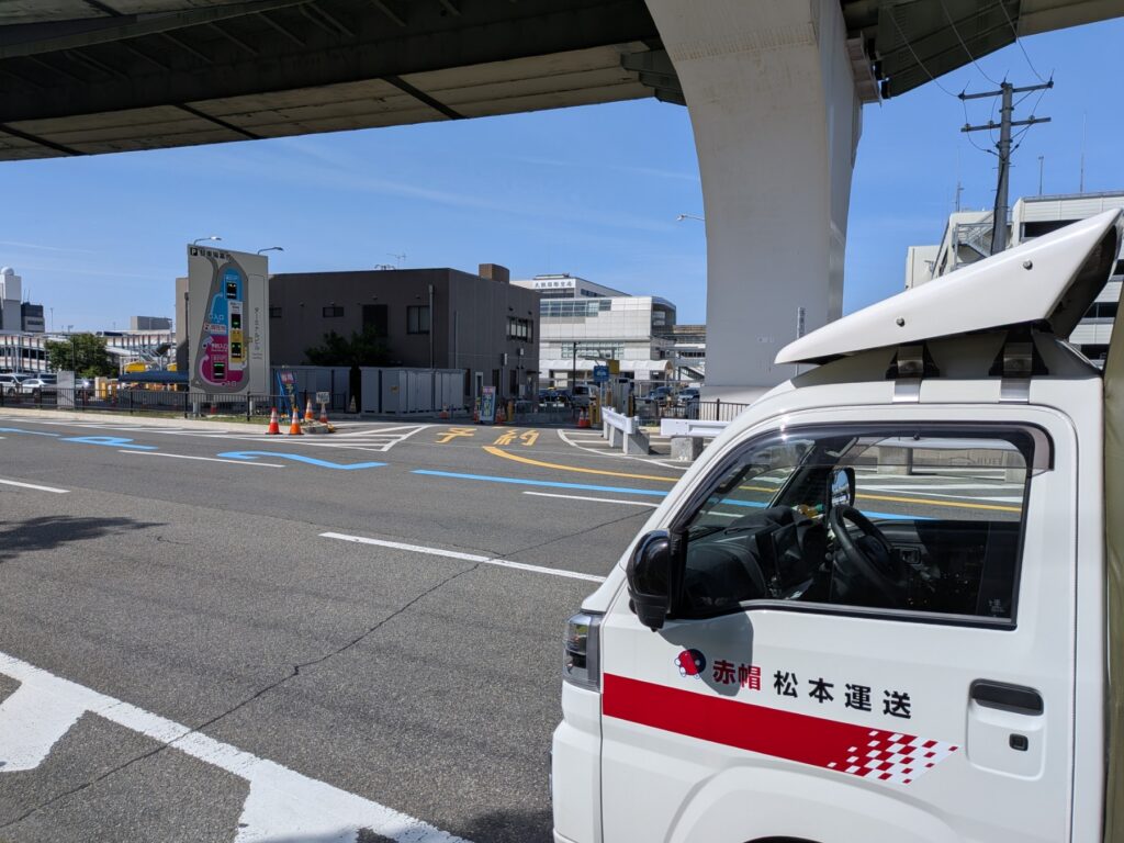 大阪国際空港近くで待機する赤帽松本運送のトラック