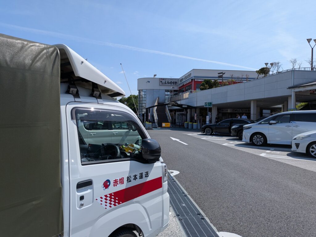 名神高速吹田SAで休憩中の赤帽松本運送トラック