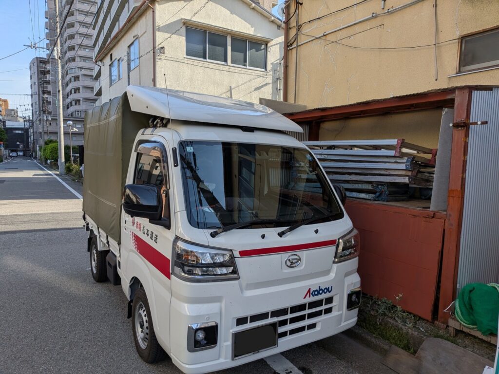 墨田区の鉄工所で積置き中の赤帽松本運送トラック