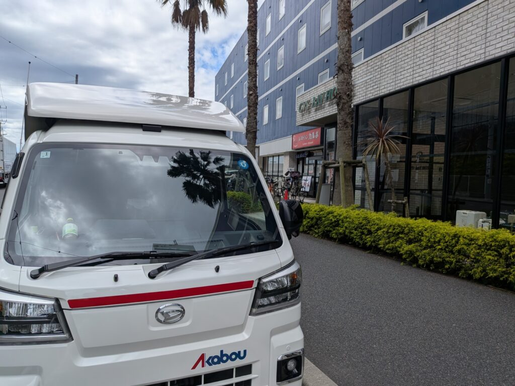 市川市のホテル前で修学旅行用スーツケース配送を行う赤帽松本運送
