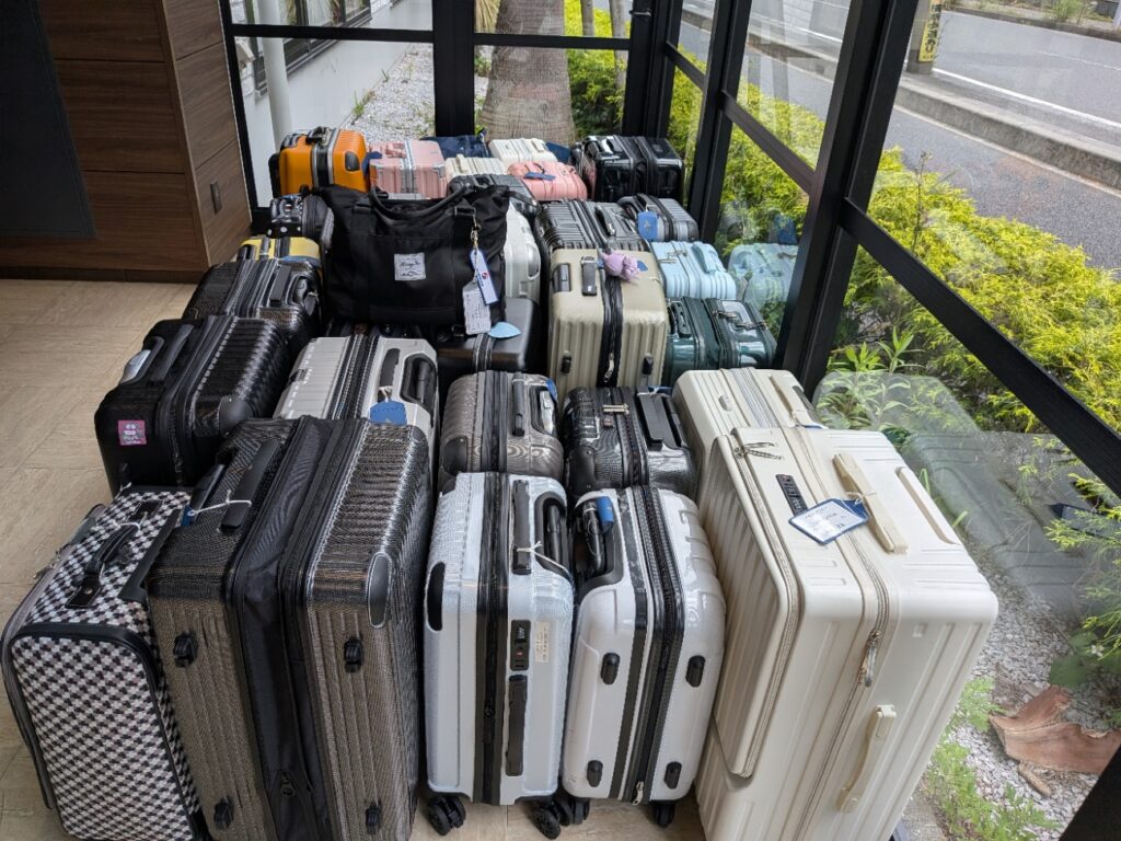 ホテルロビーに集められた修学旅行用スーツケース36個