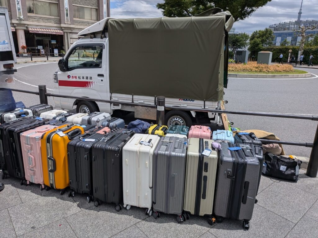 上野駅公園口で引き渡し準備を行う修学旅行用スーツケース