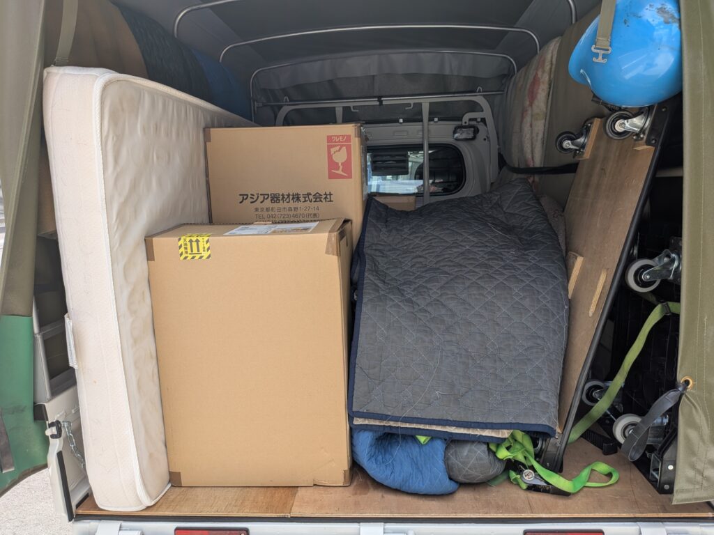 グループホーム間の引越し荷物を積み込んだ赤帽松本運送トラック