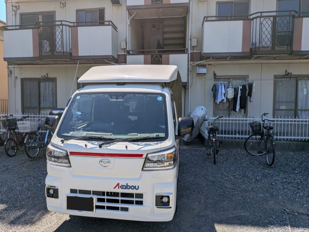 江戸川区のアパート前で引越し作業を行う赤帽松本運送