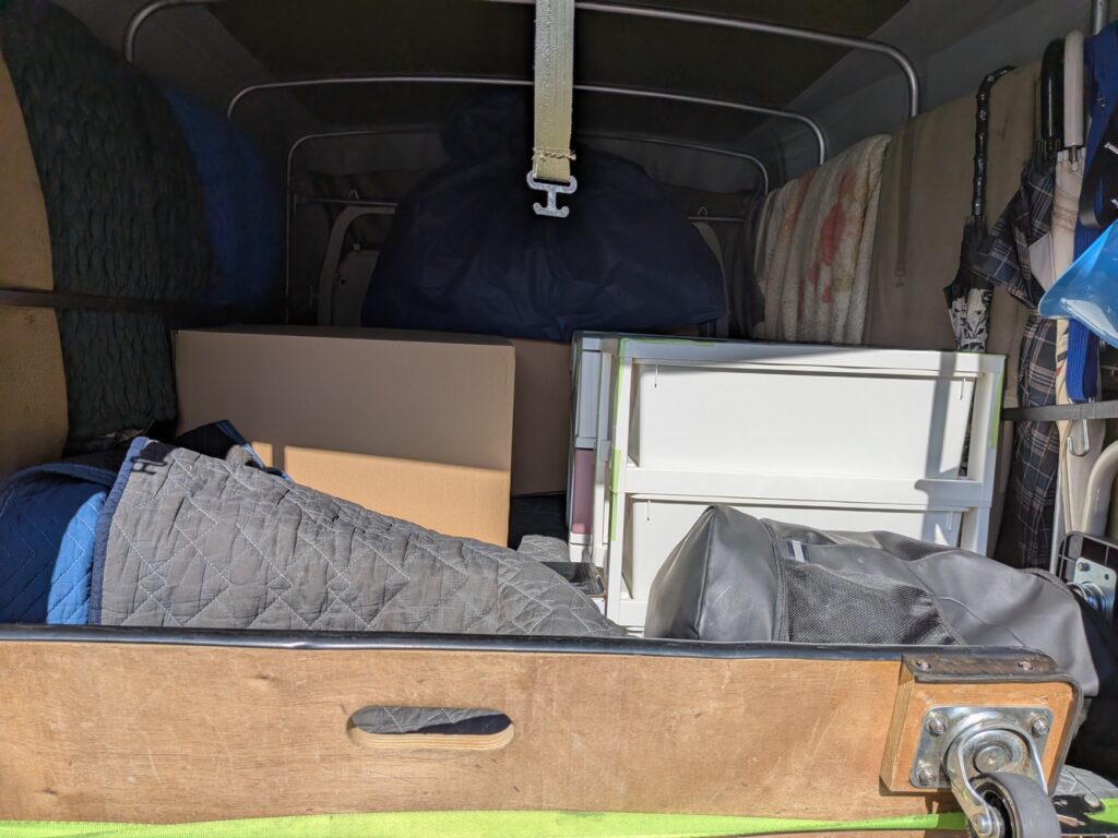 家具や段ボールを積み込んだ引越し荷物