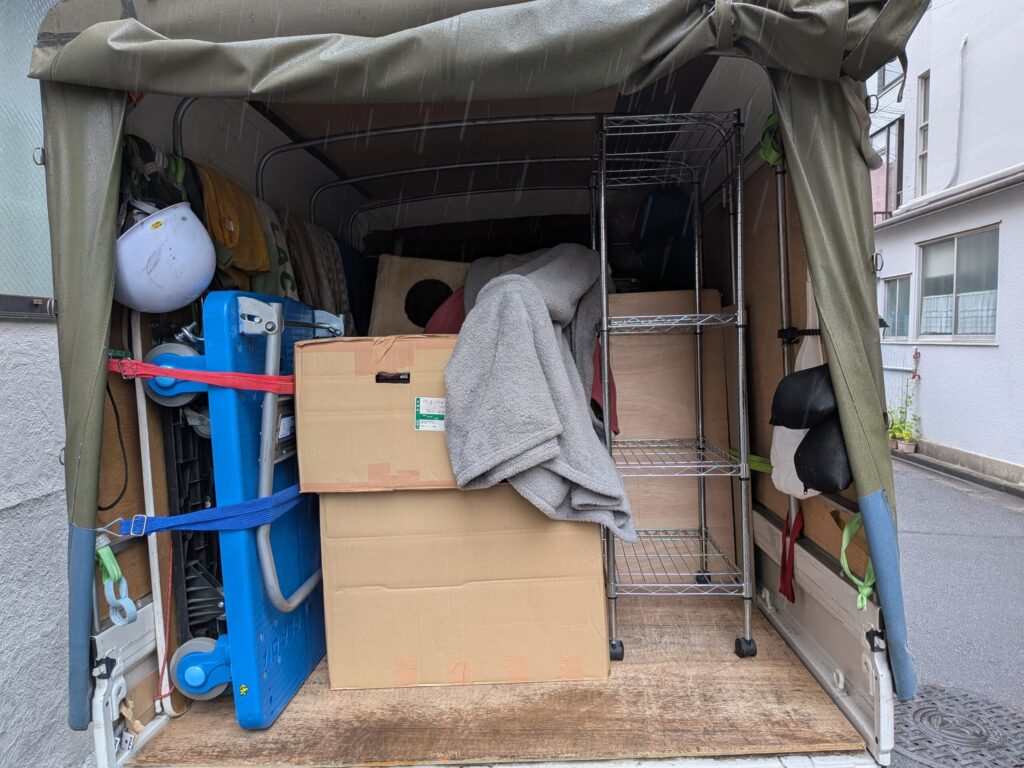 川口市で引越し荷物を積み込んだ赤帽仲間のトラック