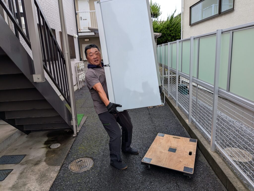 市川市で冷蔵庫を搬入する赤帽松本運送