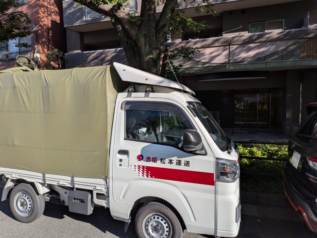 文京区のマンションで早朝6時30分からイベント資材の積込みを開始した赤帽松本運送