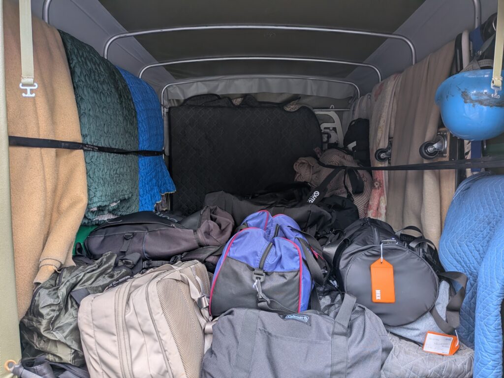 修学旅行の旅行カバンを丁寧に積み込んだ荷台