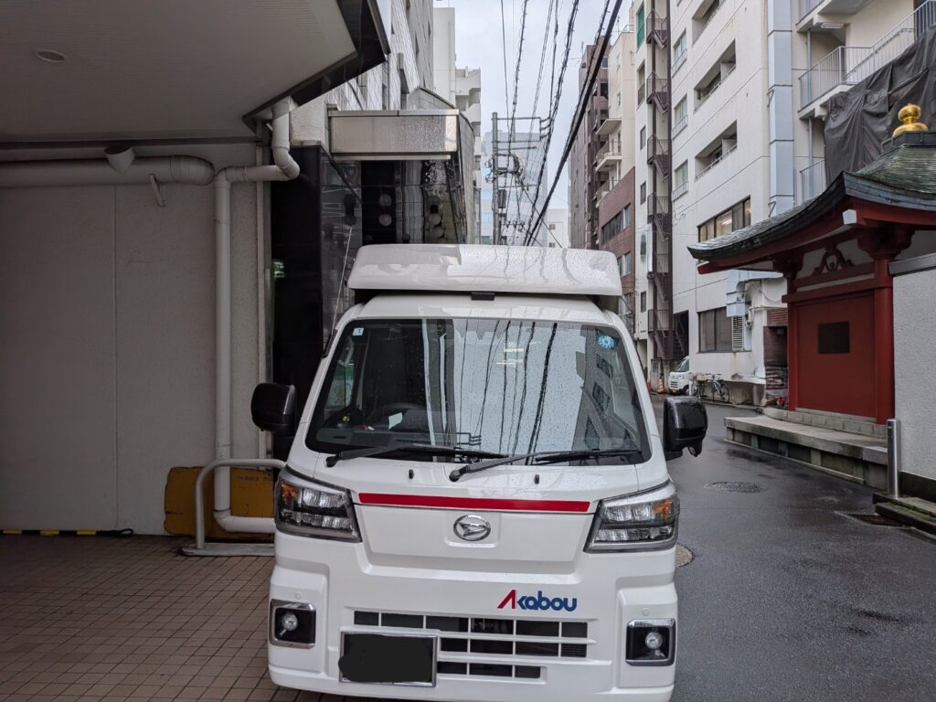 文京区本郷のホテルで旅行カバン配送を行う赤帽トラック