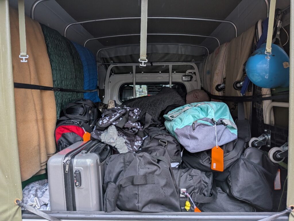 雨の日でも荷物が濡れないよう積載した旅行カバン