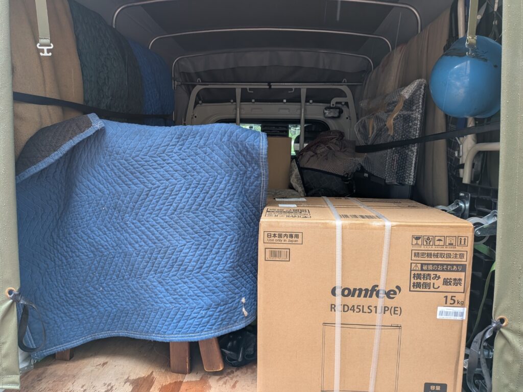 老人ホーム入居のお荷物を丁寧に固定した荷台