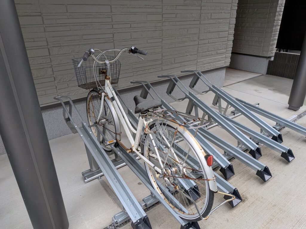 足立区マンションの自転車置場へ納品した様子