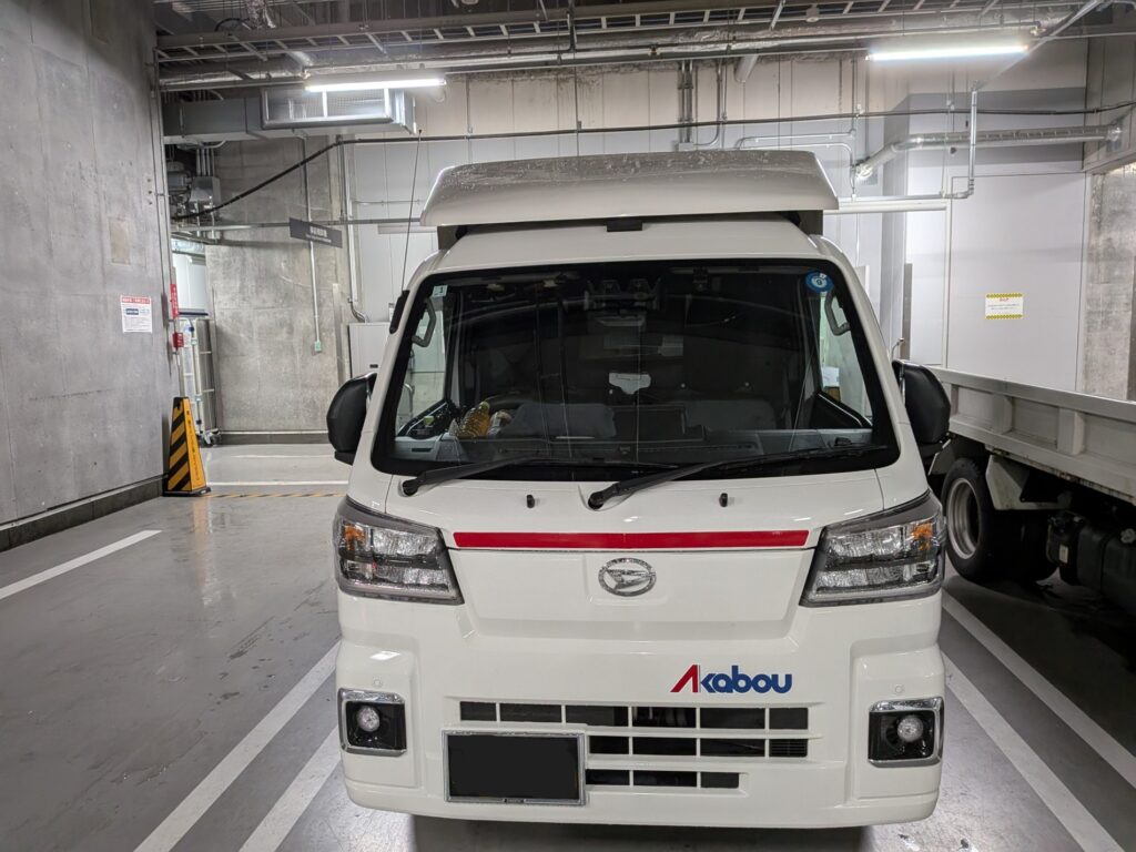 日本橋のデパート搬入口で配送準備を行う赤帽トラック