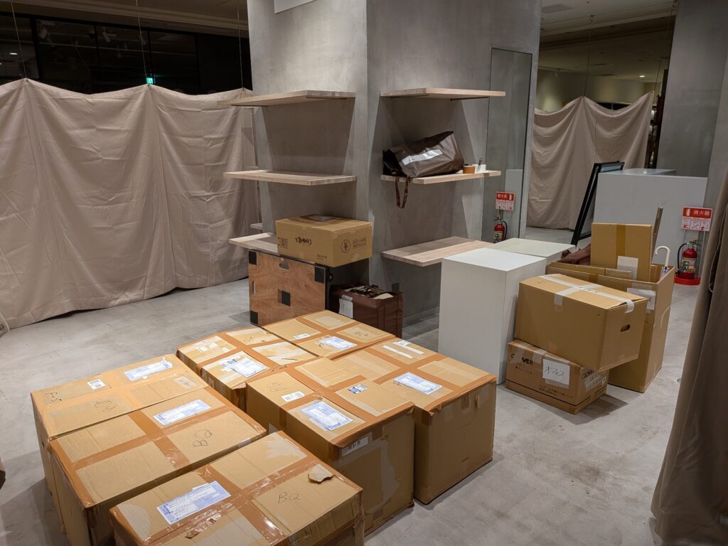 日本橋のデパートで搬出した商品と店舗什器