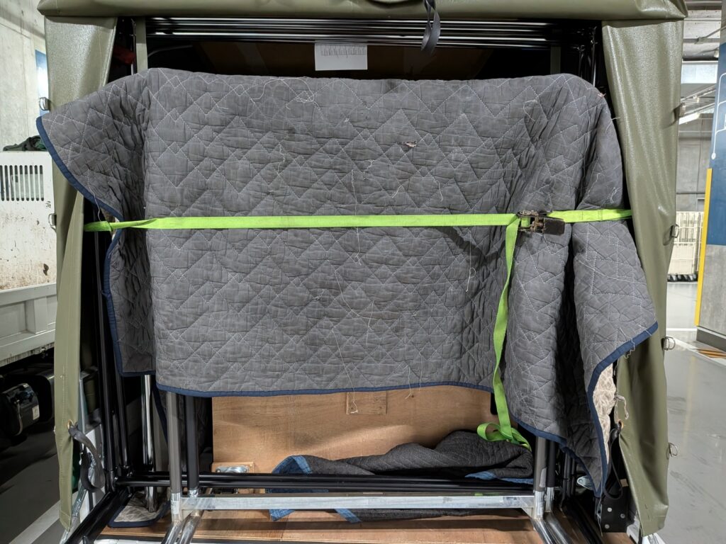 店舗什器とテーブルを安全に積み込みした赤帽トラック