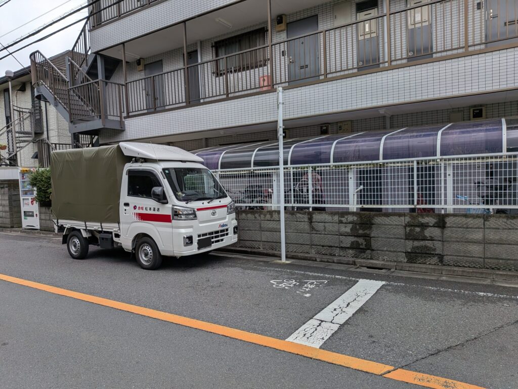 江戸川区のアパートで水槽と植木鉢の配送に対応した赤帽松本運送トラック
