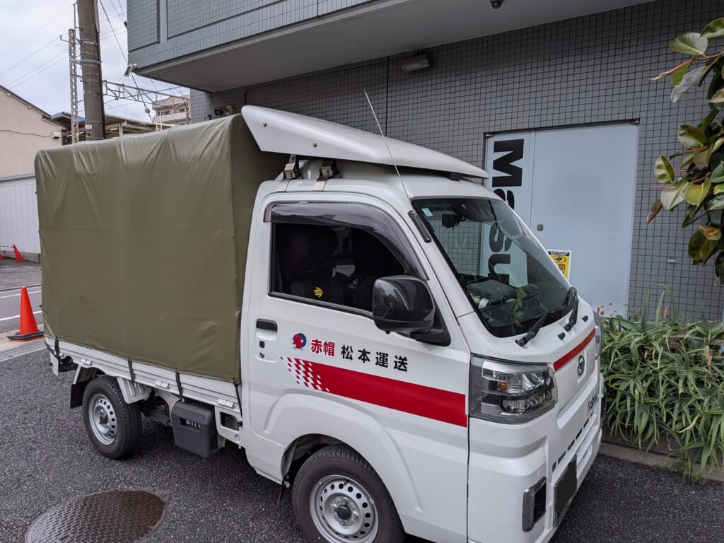 江戸川区のマンションに到着した赤帽松本運送のトラック