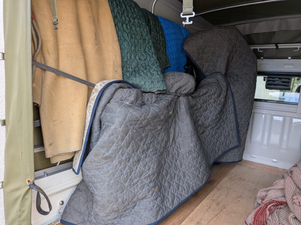 電動自転車をキルティングパッドで養生して積み込んだ様子