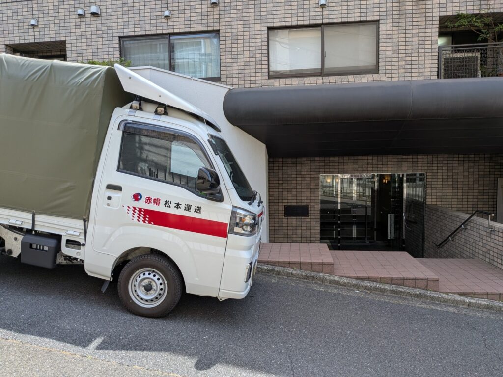 文京区のマンションで電動自転車を引き取った際の赤帽松本運送トラック