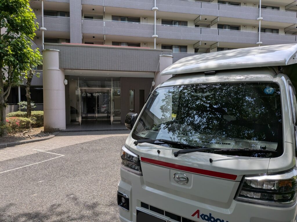 武蔵野市のマンションで電動自転車をお届けした際の赤帽松本運送トラック