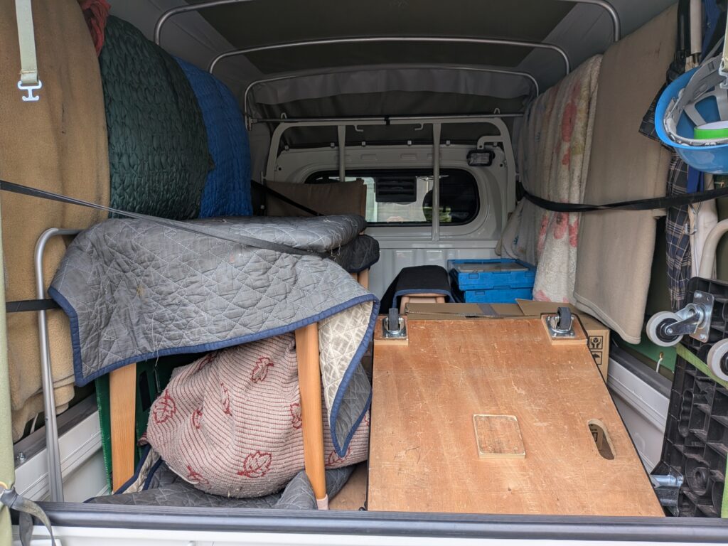 テーブルやイスなど老人ホーム引越しの荷物を積み込んだ様子
